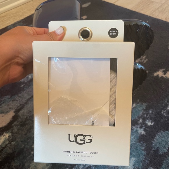 Navy blue ugg rain boot - size 8. Brand new socks included - Picture 6 of 9